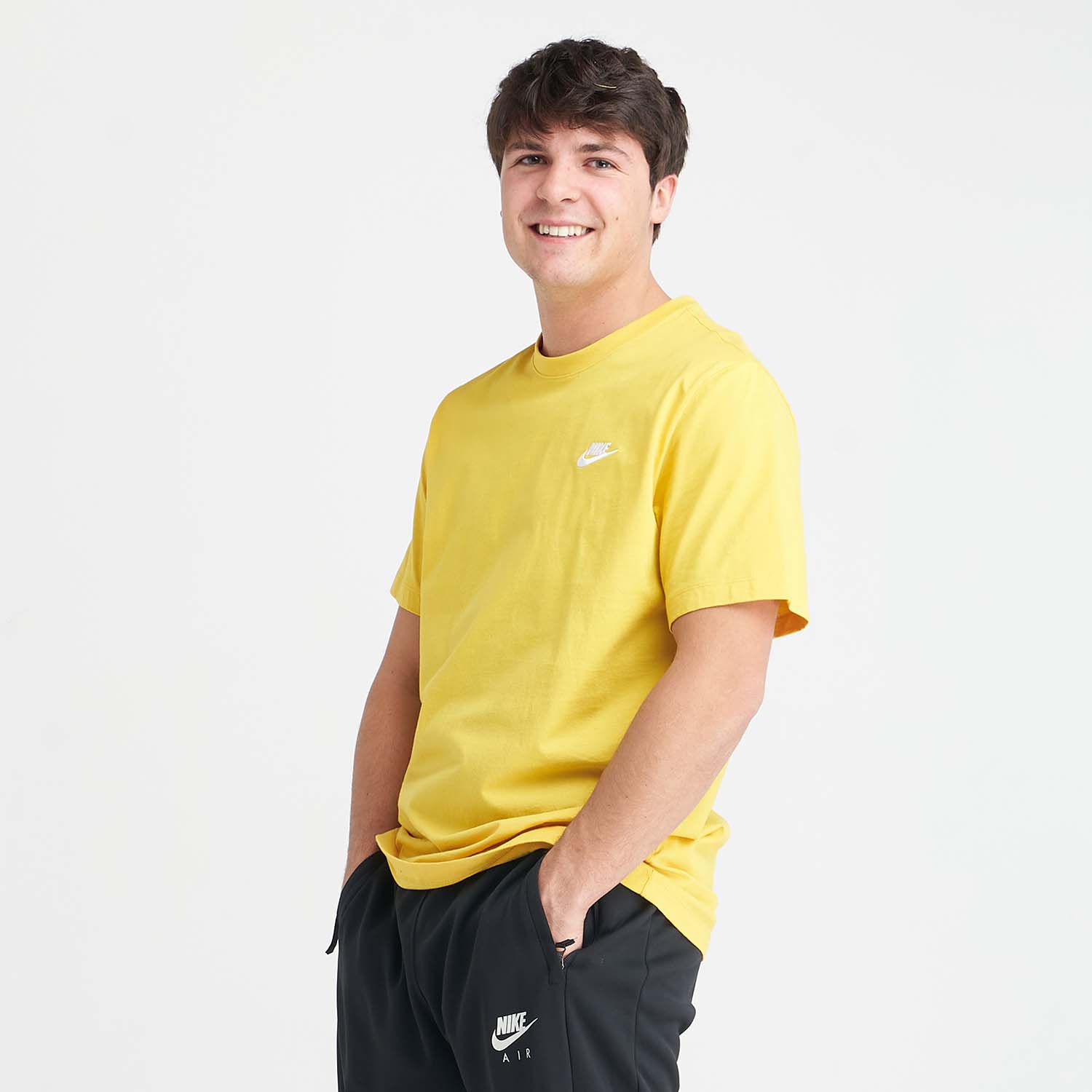 T shirt Nike Sportswear Club gialla AW LAB
