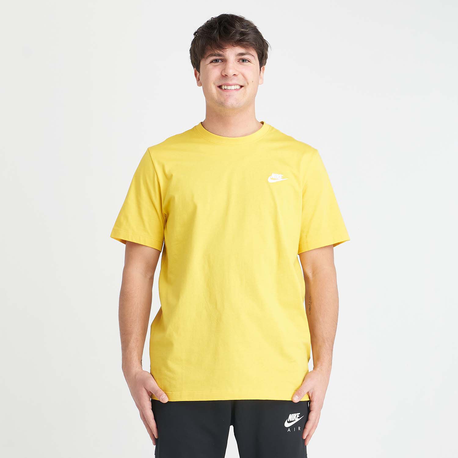Nike t shirt giallo new arrivals