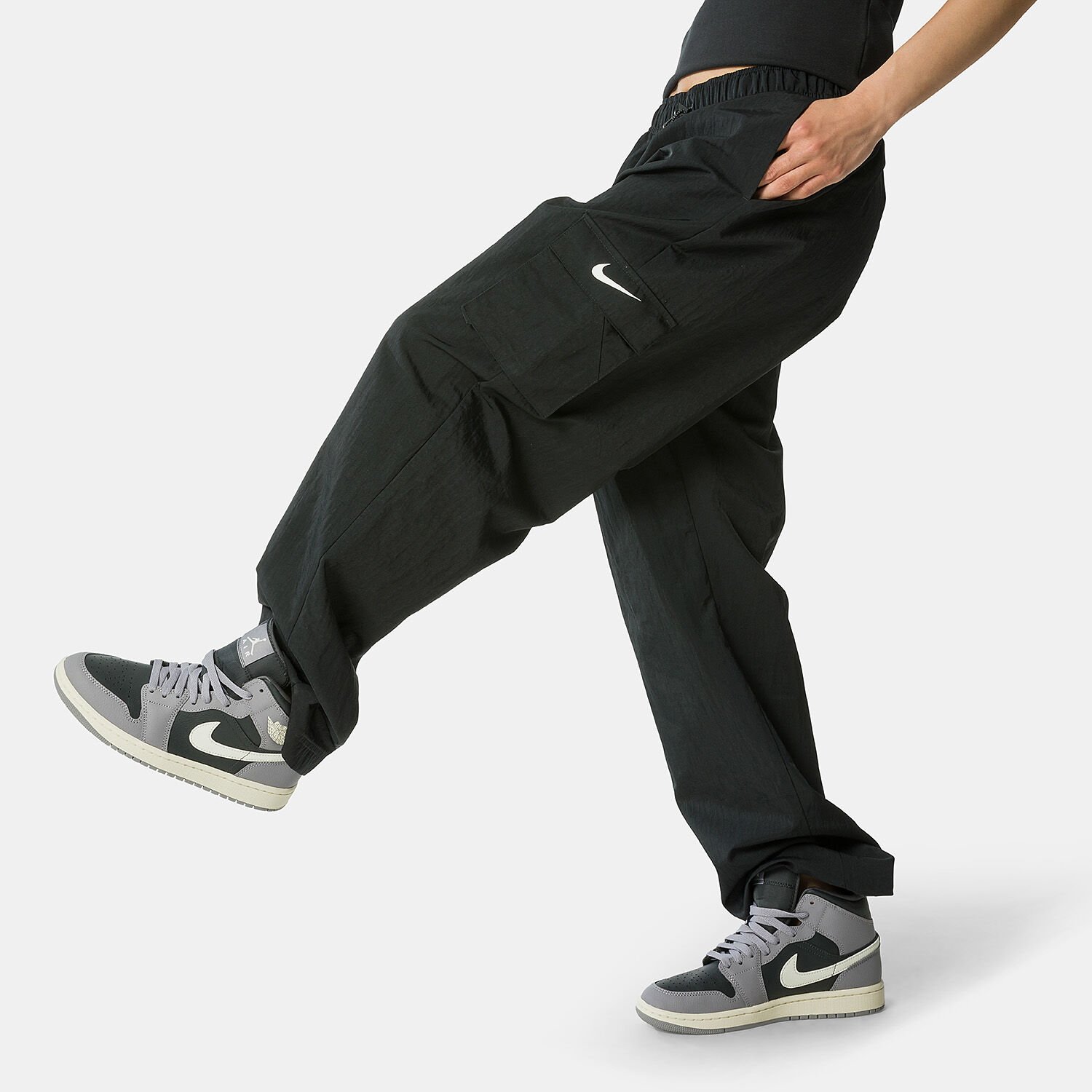 Pantaloni Nike Sportswear Essential Cargo neri AW LAB