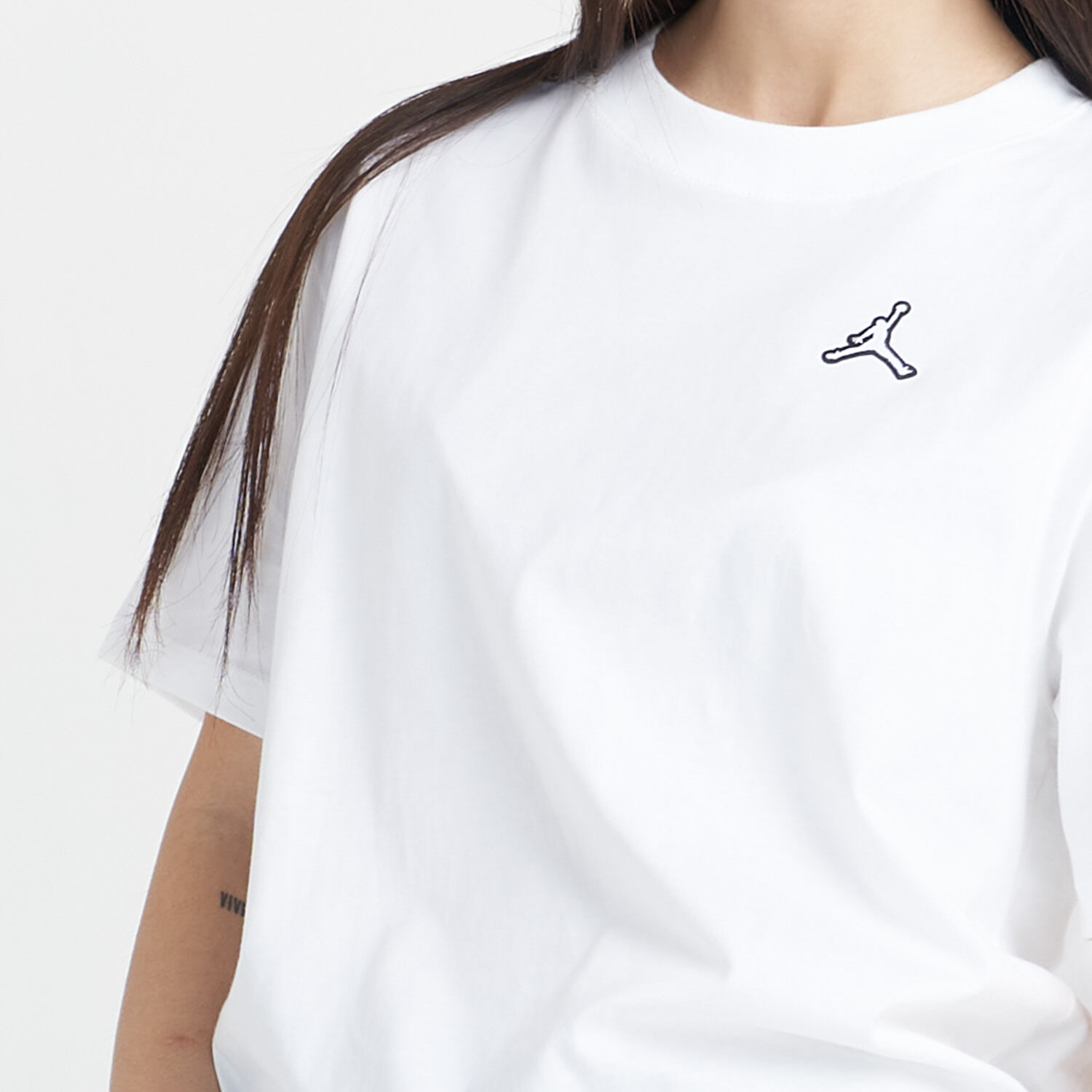 T Shirt Jordan Essentials bianca e nera HERE