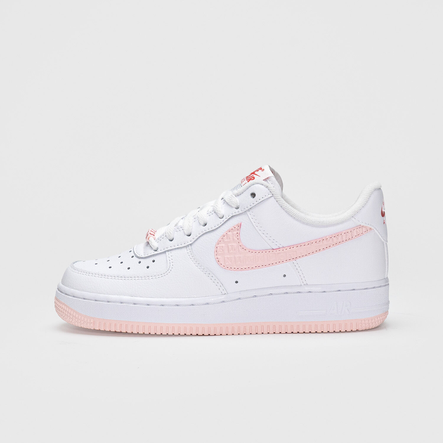 Scarpe rosa e top bianche