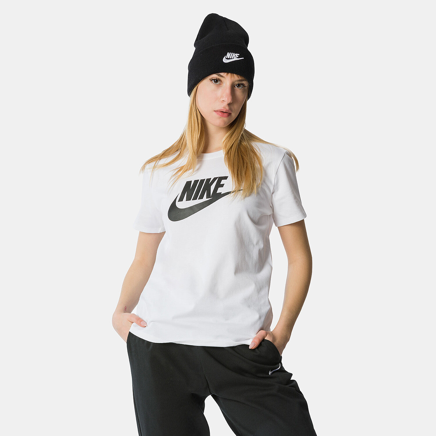 T shirt Nike Sportswear Essentials bianca e nera AW LAB