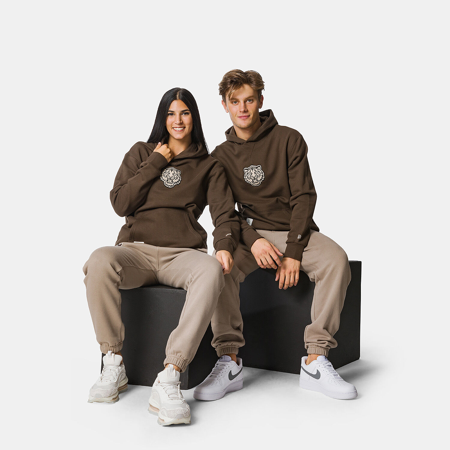 Felpa asics sale bambino marrone