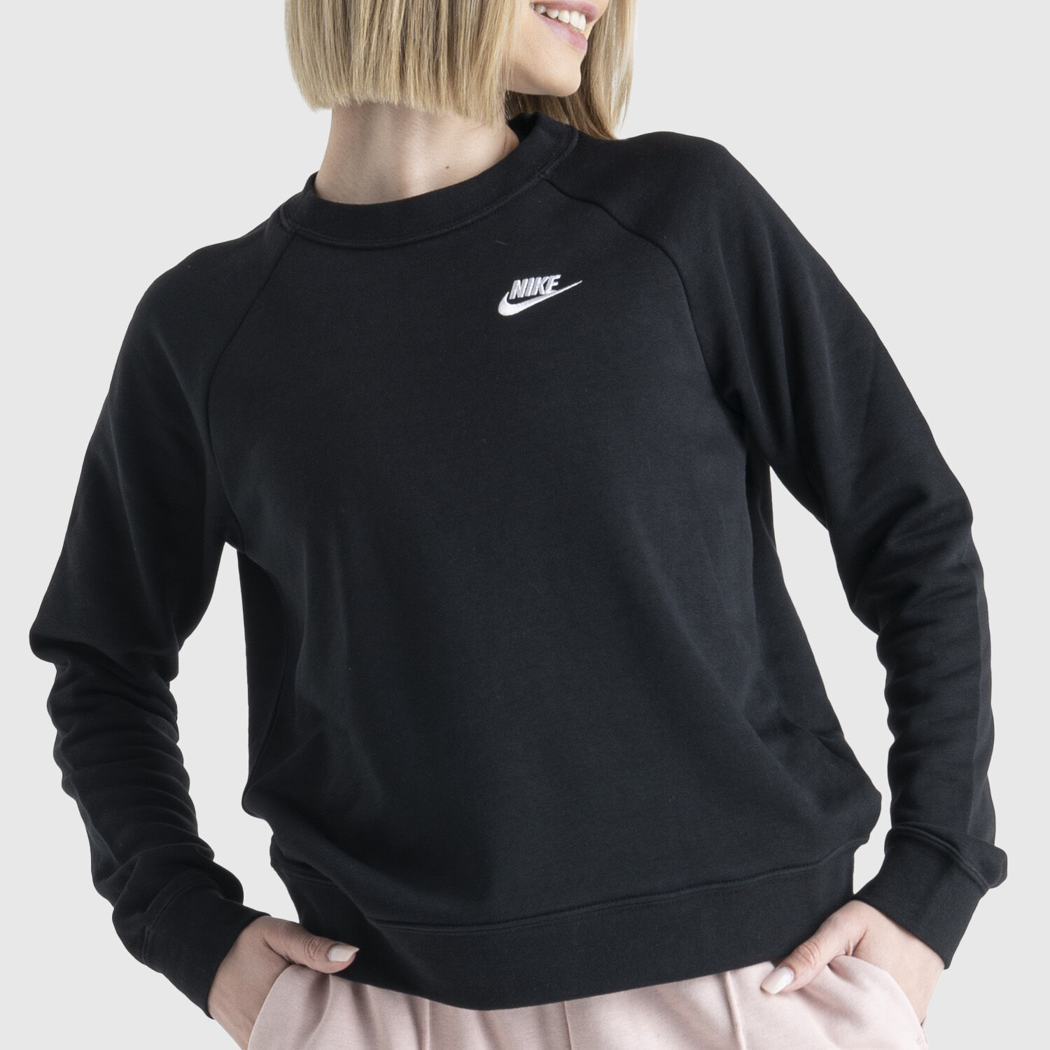 Felpa Nike Sportswear Essential nera e bianca AW LAB