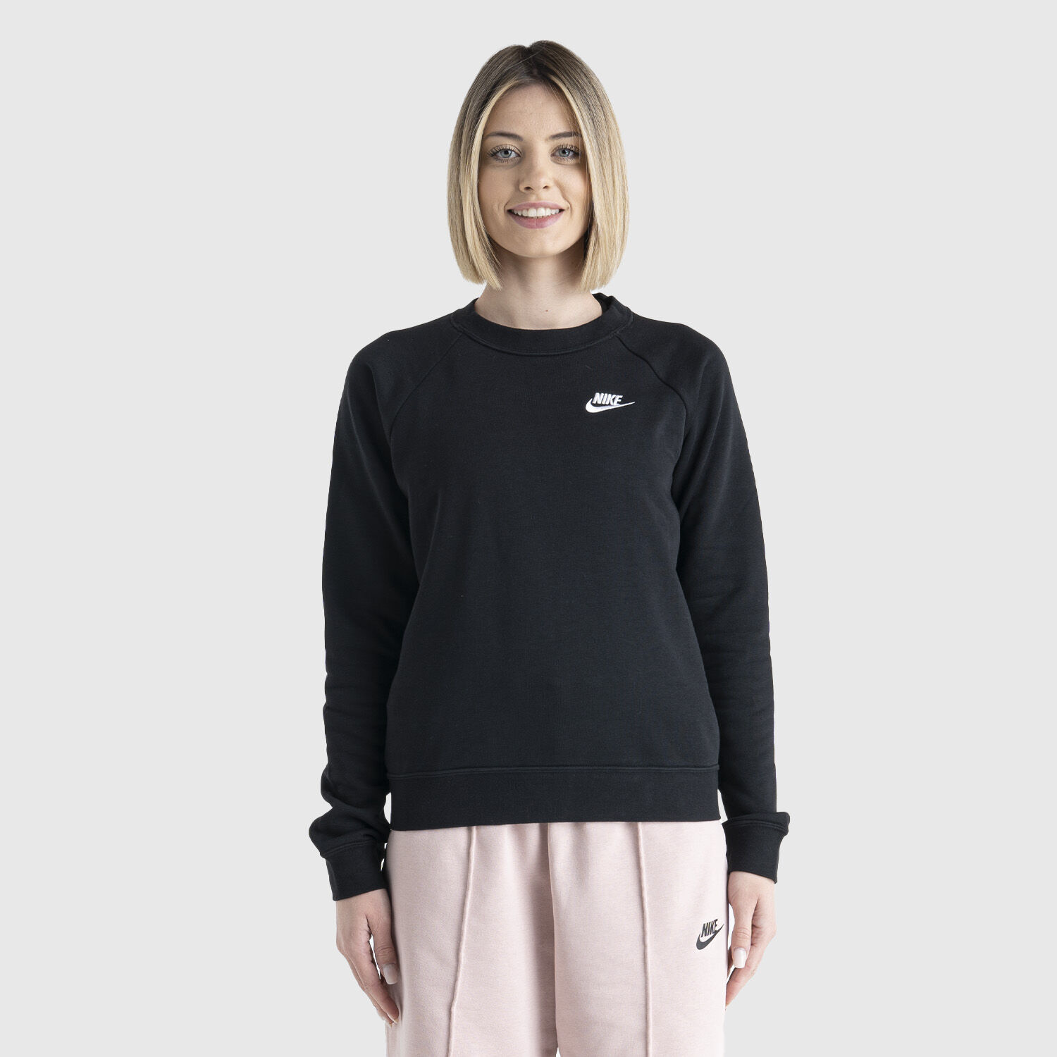 Felpa Nike Sportswear Essential nera e bianca AW LAB