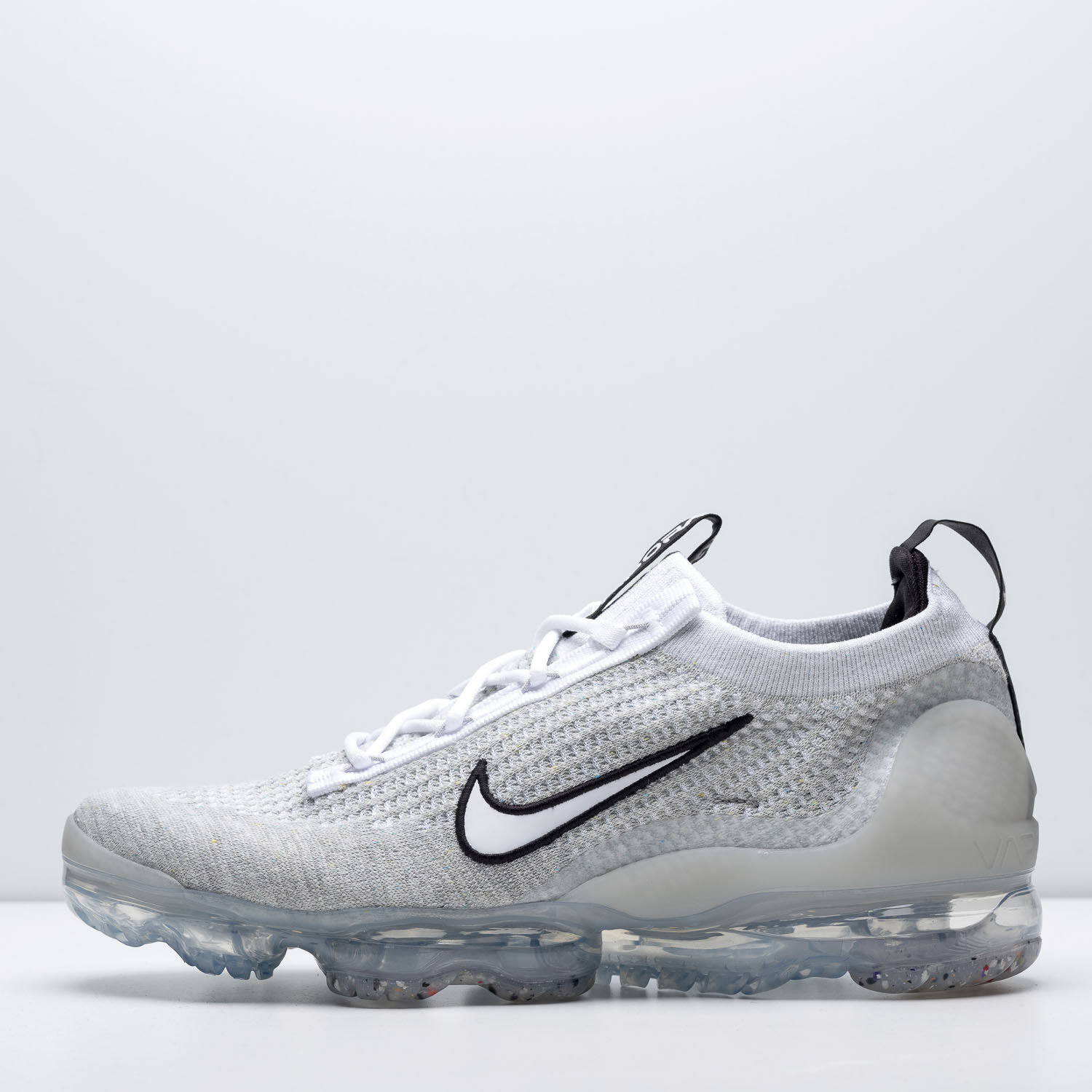 Nike air vapormax flyknit all white on sale