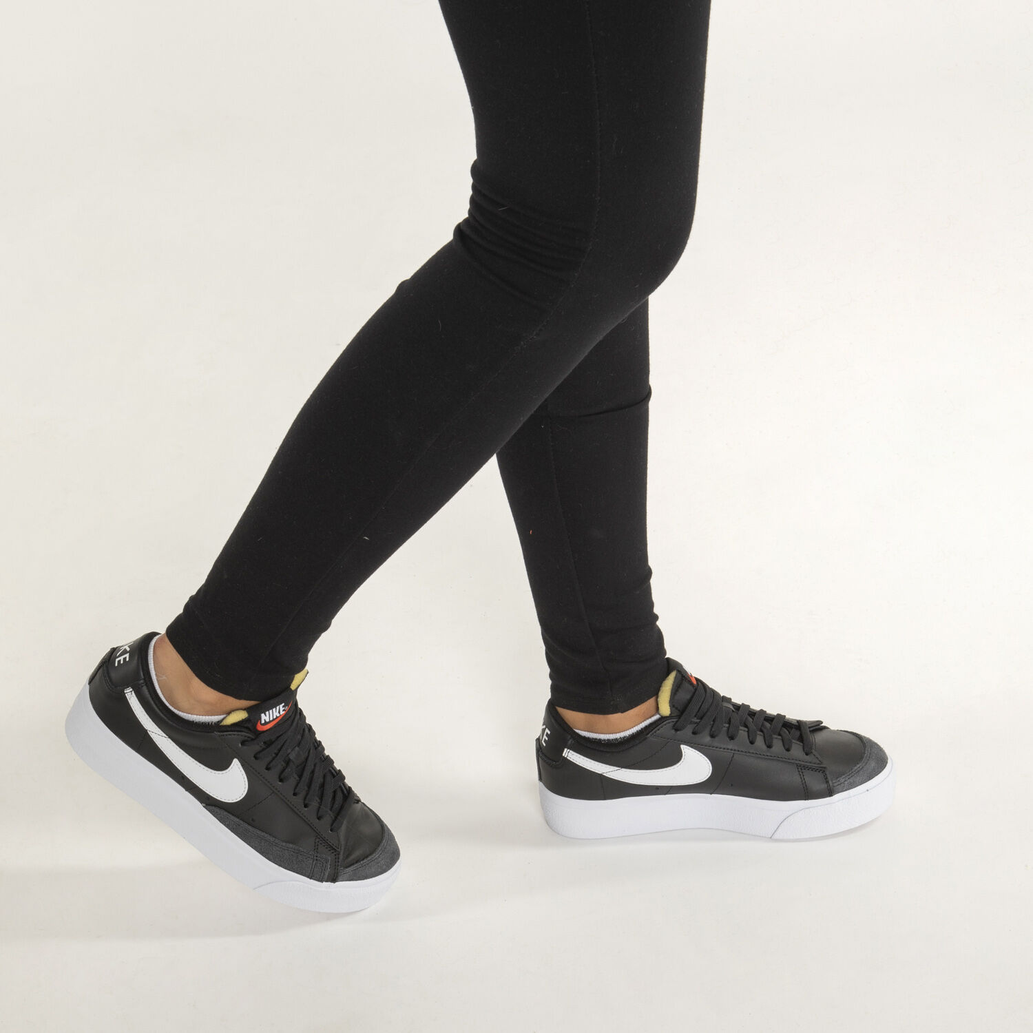 NIKE BLAZER LOW PLATFORM NERO BIANCO DONNA