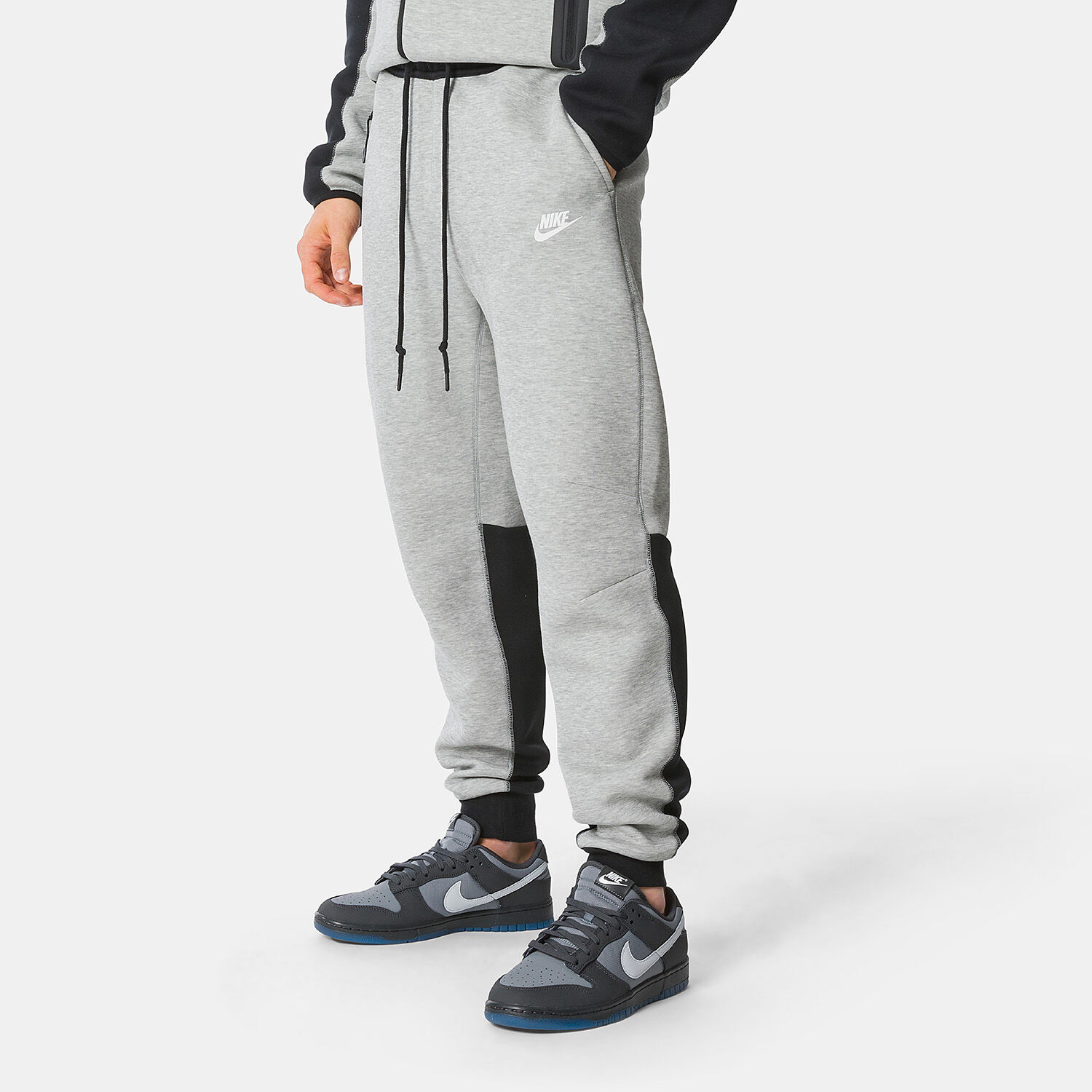 Pantaloni Nike Sportswear Tech Fleece Joggers grigi e neri AW LAB