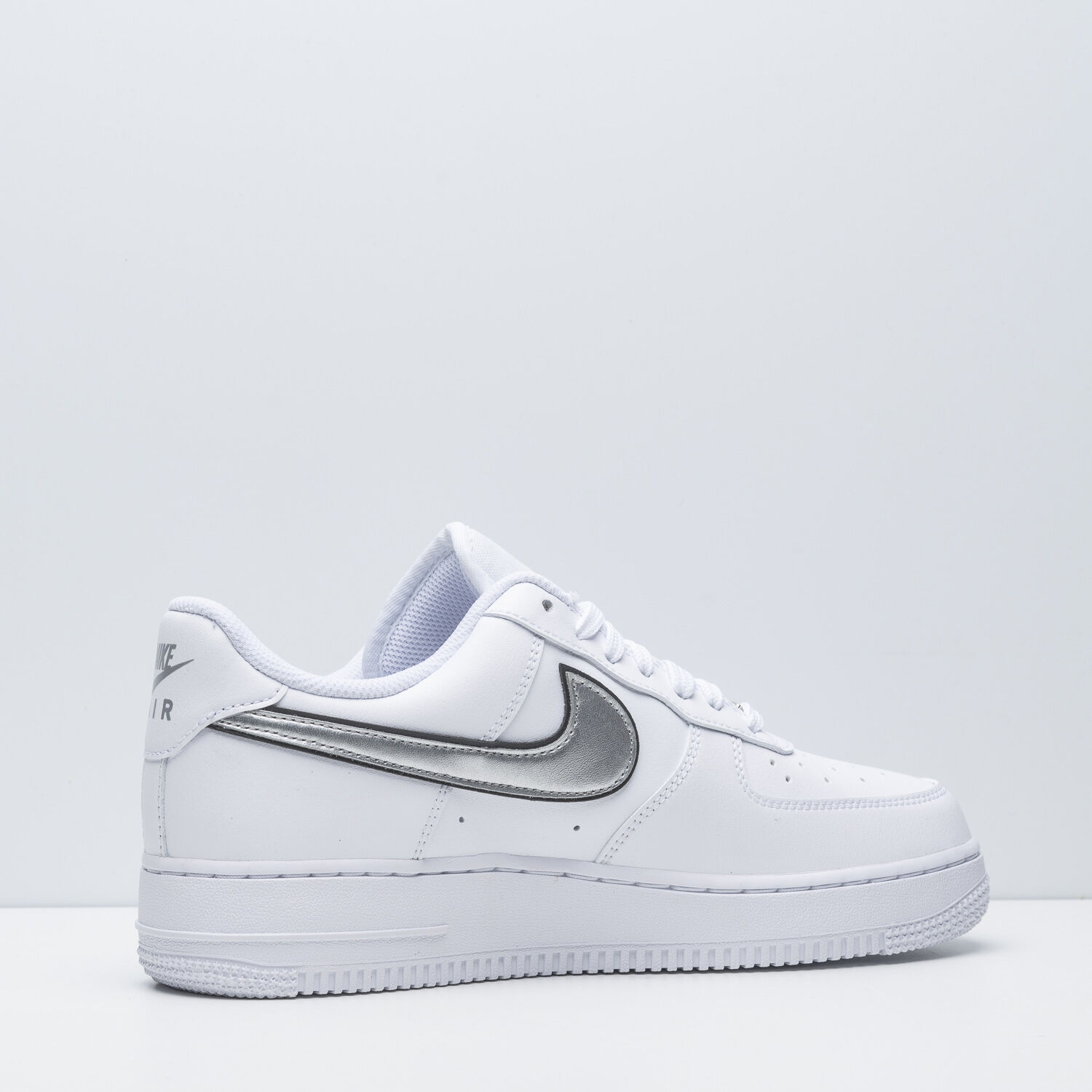 Nike Air Force 1 07 Essential bianche e argento AW LAB