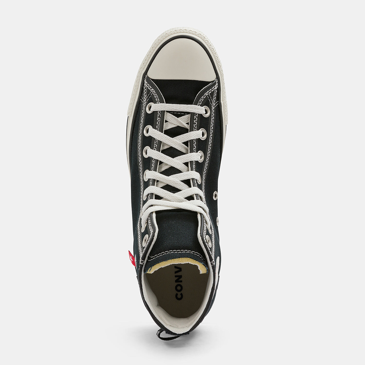 Mettere i lacci alle converse sale
